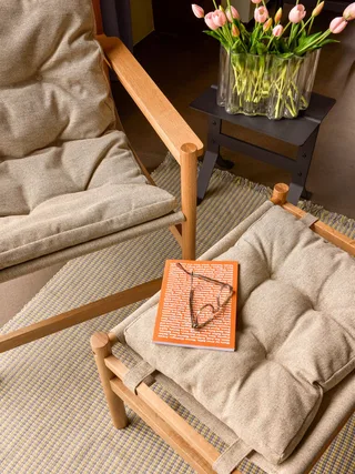 Heritage Armchair/Footstool Natural/Beige van Hübsch – sfeerfoto 5 van 6