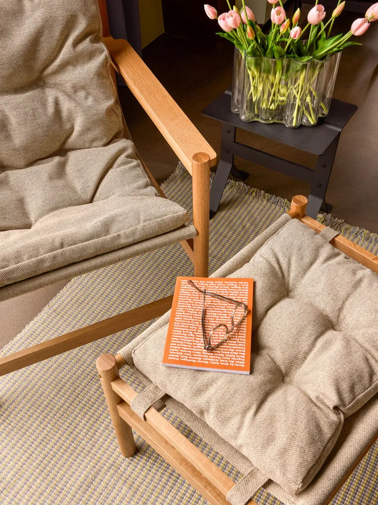 Heritage Armchair/Footstool Natural/Beige van Hübsch – sfeerfoto 5 van 6