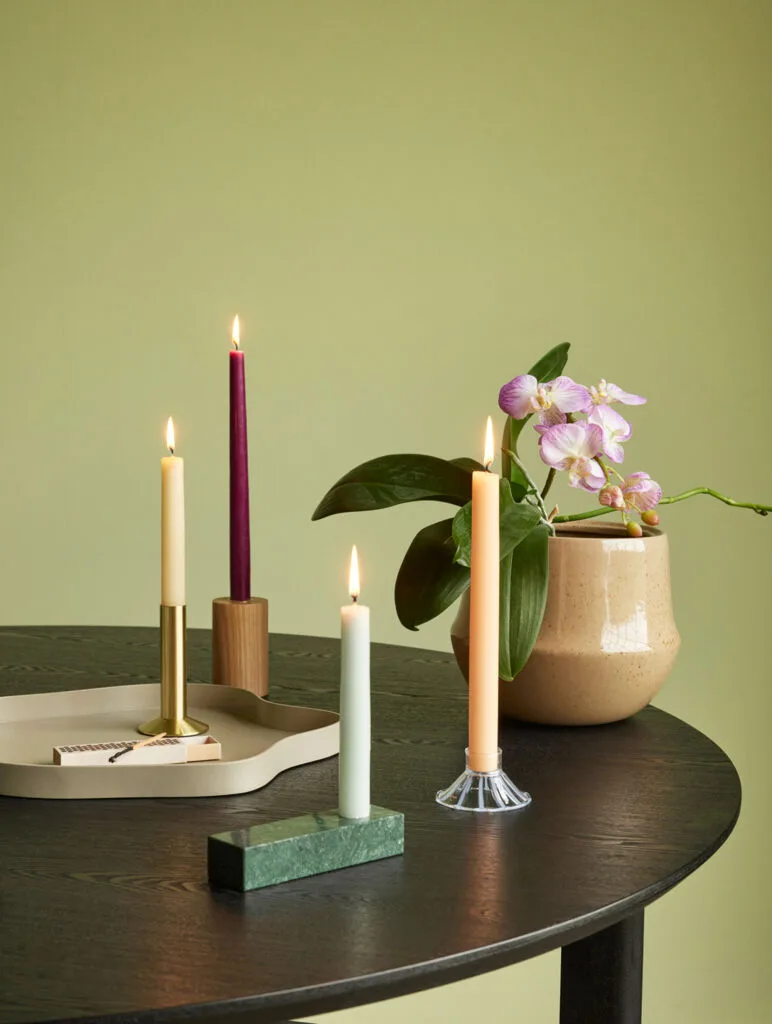 Sleek Candleholder Brass von Hübsch – Ambientefoto 3 von 7
