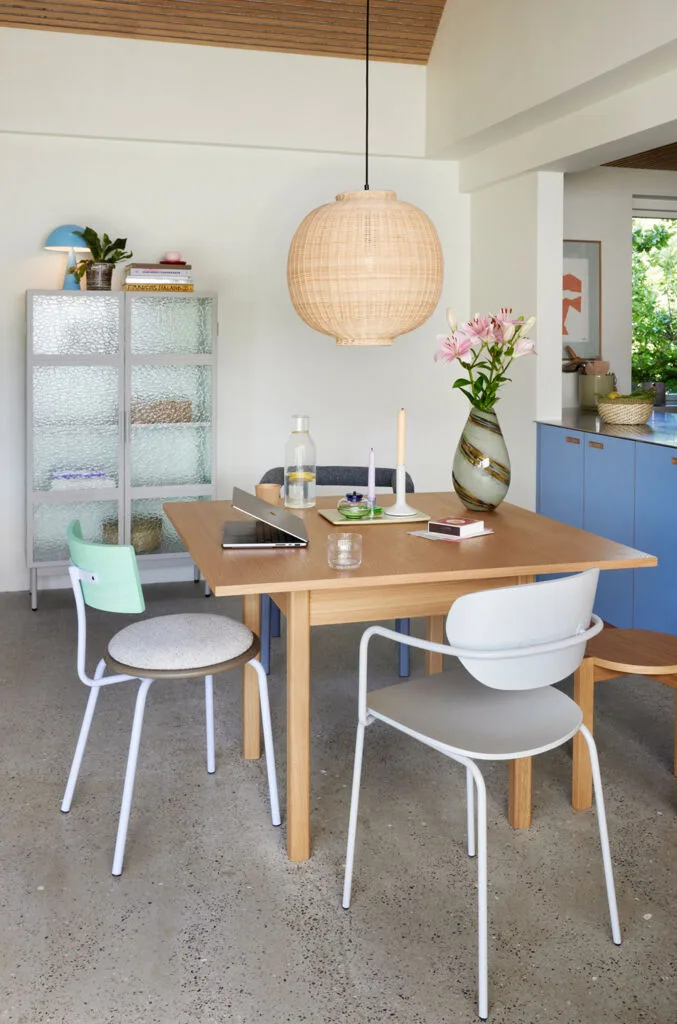 Geo Dining Table Natural von Hübsch – Ambientefoto 4 von 7