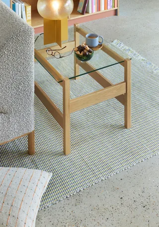 Ledge Side Table Natural de Hübsch – photo d’ambiance 4 sur 6