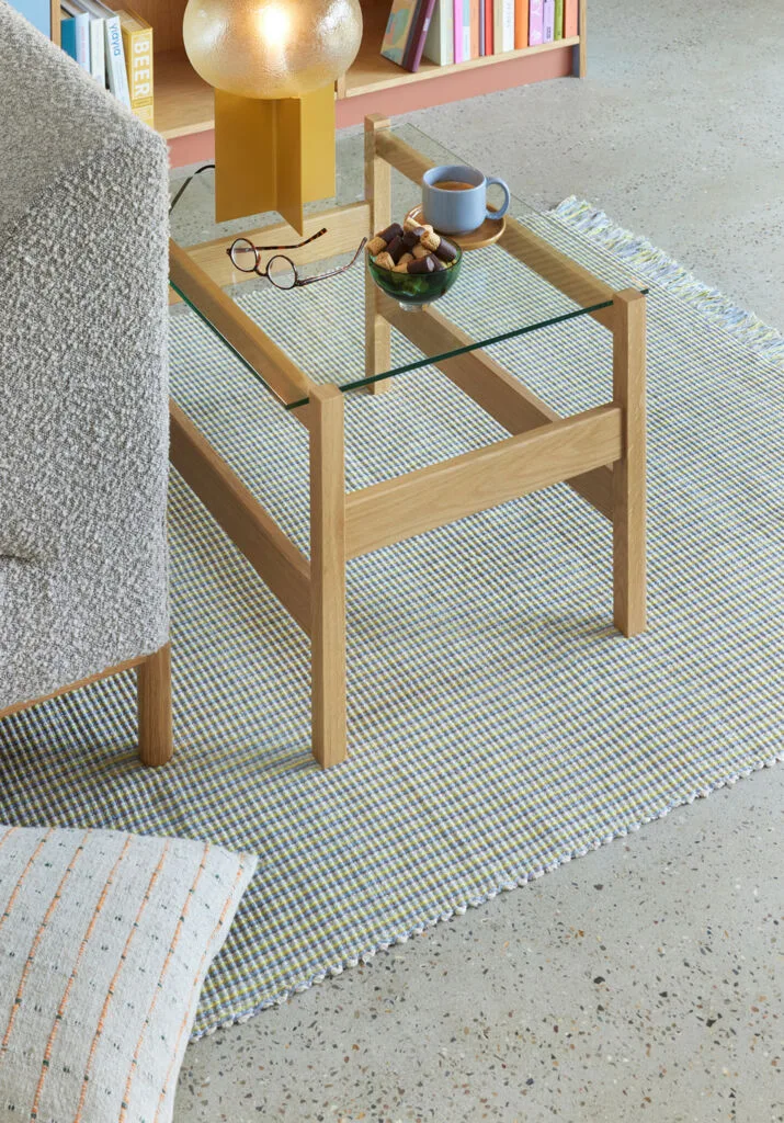 Ledge Side Table Natural de Hübsch – photo d’ambiance 4 sur 6
