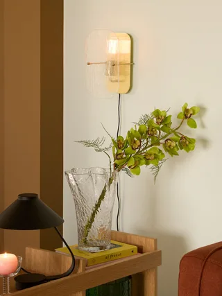 Ruffle Vase Clear by Hübsch – interior photo 5 of 6