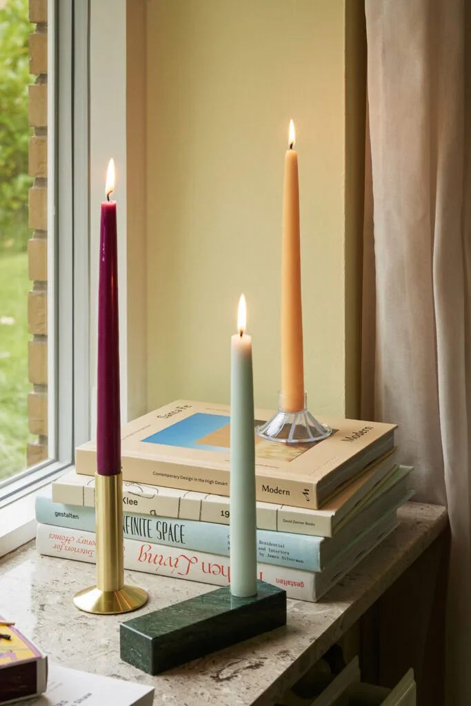 Sleek Candleholder Brass von Hübsch – Ambientefoto 2 von 7
