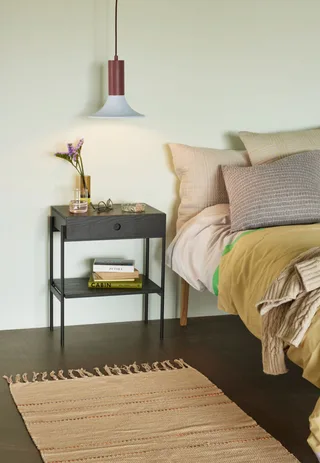 Noir Bedside Table Black de Hübsch – photo d’ambiance 4 sur 5