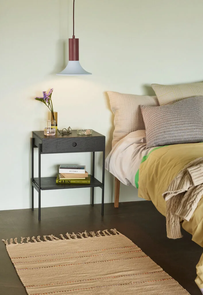 Noir Bedside Table Black de Hübsch – photo d’ambiance 4 sur 5