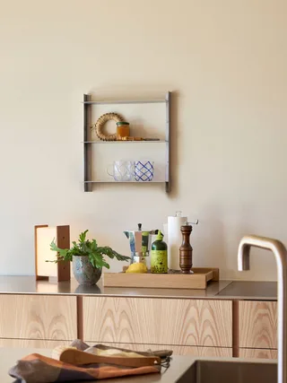 Sabi Table Lamp Oak de Hübsch – photo d’ambiance 2 sur 3