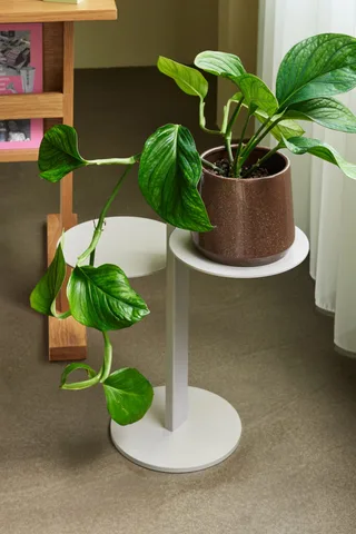 Platform Side Table Sand von Hübsch – Ambientefoto 4 von 5