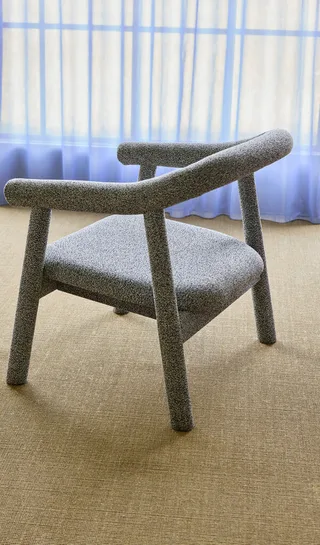 Ouli Lounge Chair Light Grey Melange von Hübsch – Ambientefoto 5 von 7
