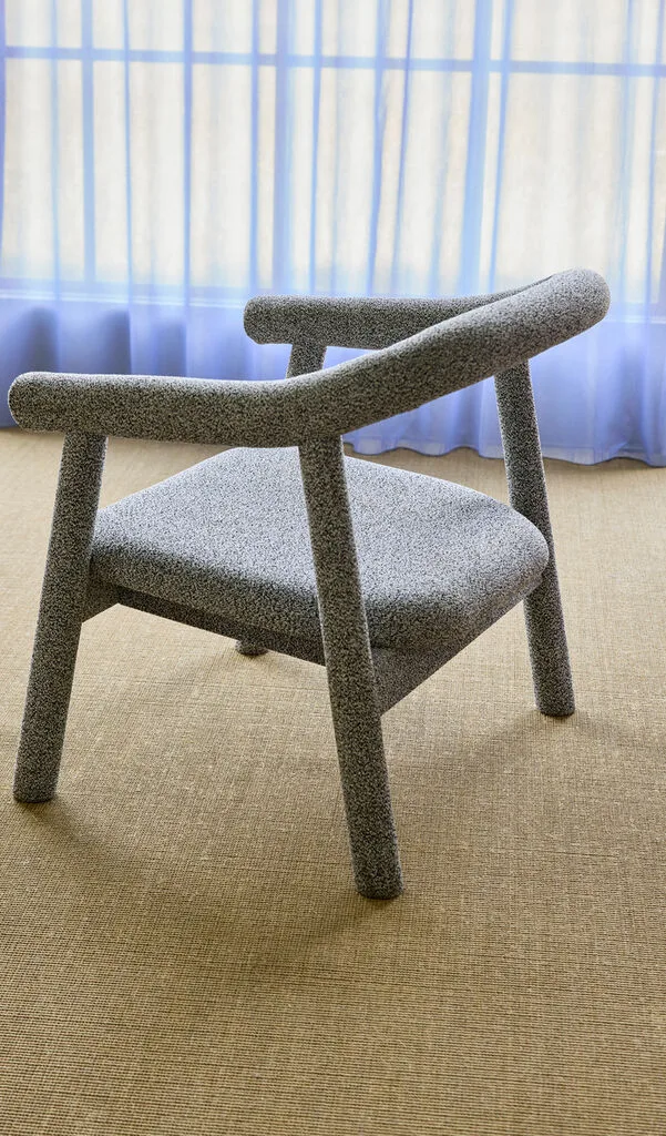 Ouli Lounge Chair Light Grey Melange von Hübsch – Ambientefoto 5 von 7