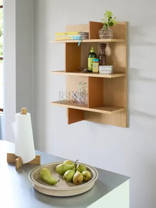 Stand Shelf Oak/Red von Hübsch – Ambientefoto 4 von 5