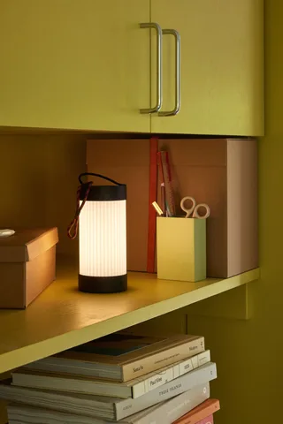 Camp Portable Lamp Black van Hübsch – sfeerfoto 2 van 7