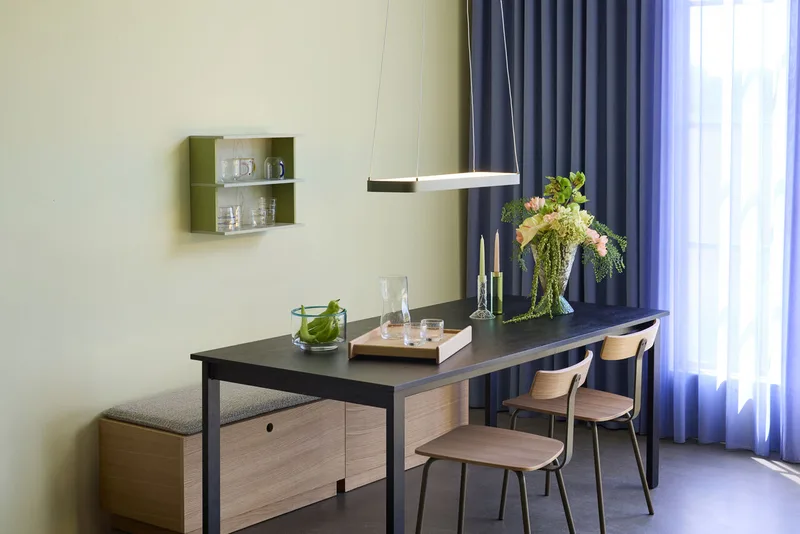 Hock Dining Table Black von Hübsch – Ambientefoto 4 von 5