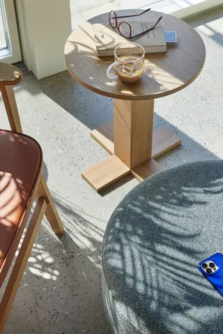 Koohi Side Table Natural von Hübsch – Ambientefoto 3 von 6