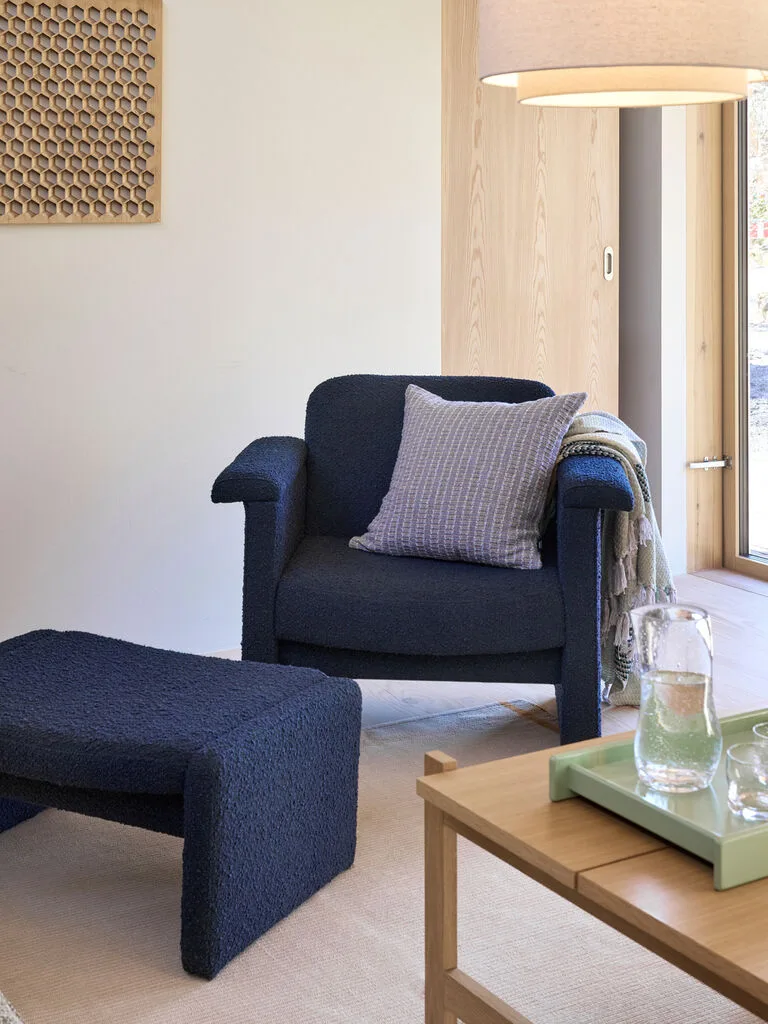 Softy Lounge Chair Dark blue (set of 2) van Hübsch – sfeerfoto 4 van 7