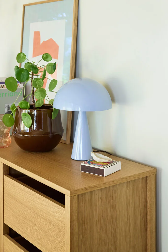 Mush Table Lamp Mini Ice Blue de Hübsch – photo d’ambiance 1 sur 3