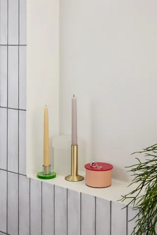 Sleek Candleholder Brass von Hübsch – Ambientefoto 5 von 7