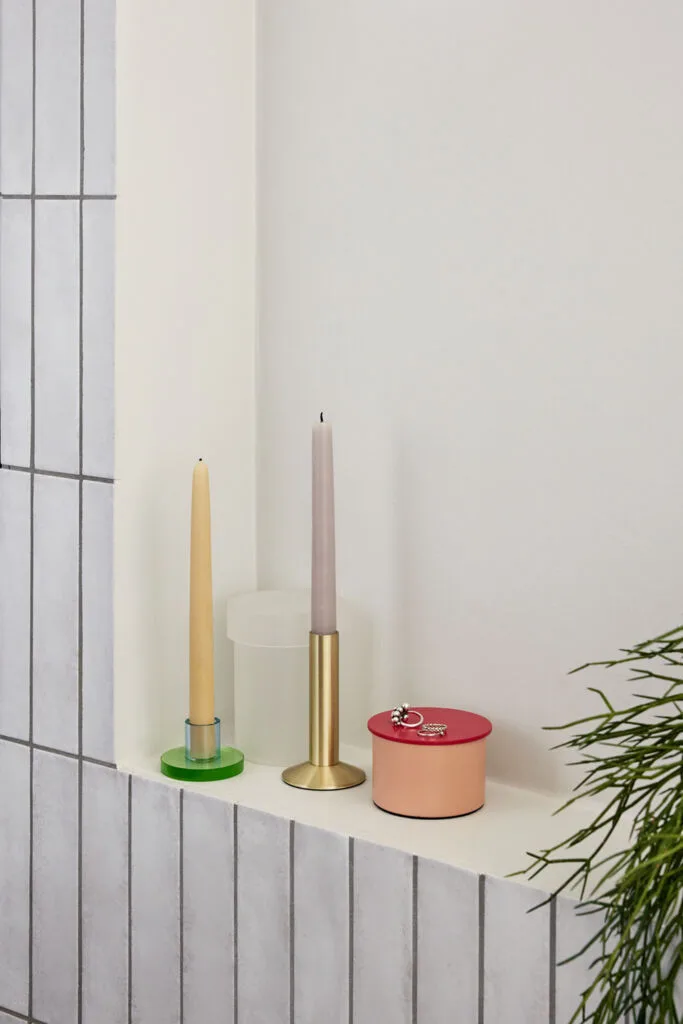 Sleek Candleholder Brass von Hübsch – Ambientefoto 5 von 7