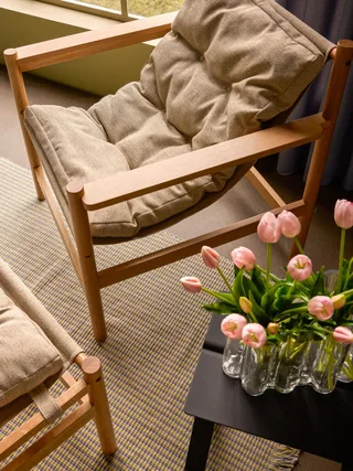 Heritage Armchair/Footstool Natural/Beige van Hübsch – sfeerfoto 4 van 6