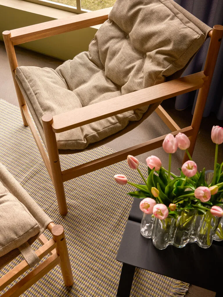 Heritage Armchair/Footstool Natural/Beige van Hübsch – sfeerfoto 4 van 6