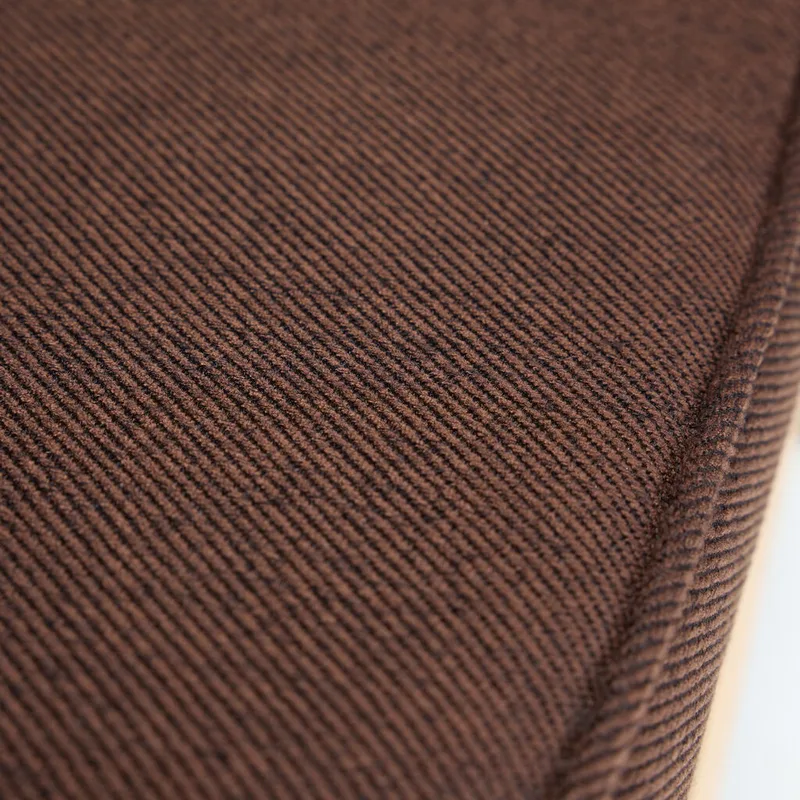 Haze Lounge Chair Dark Brown de Hübsch – photo d’ambiance 2 sur 7