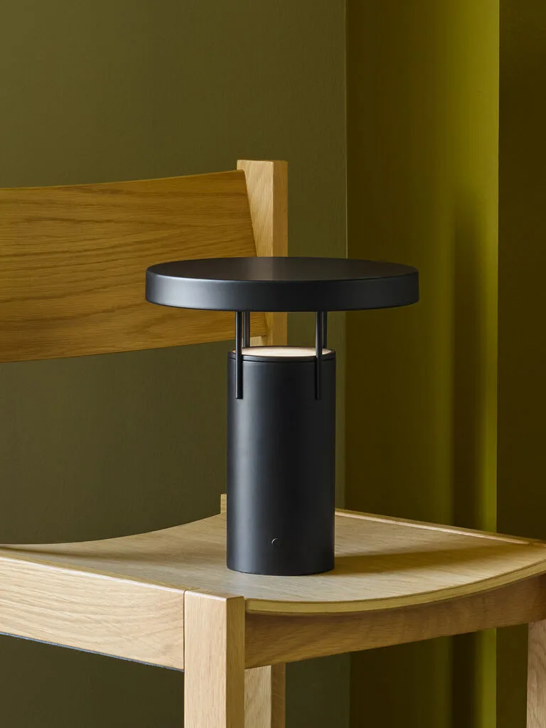 BringMe Portable Lamp Matt Black van Hübsch – sfeerfoto 1 van 2