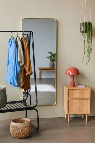 Herringbone Bedside Table Natural von Hübsch – Ambientefoto 1 von 2