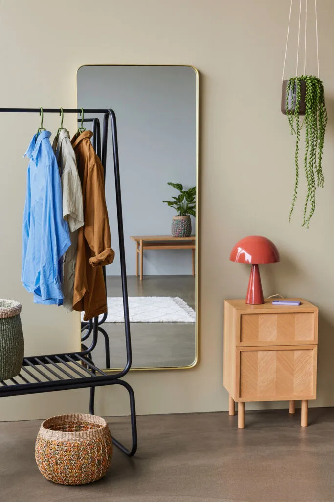 Herringbone Bedside Table Natural von Hübsch – Ambientefoto 1 von 2