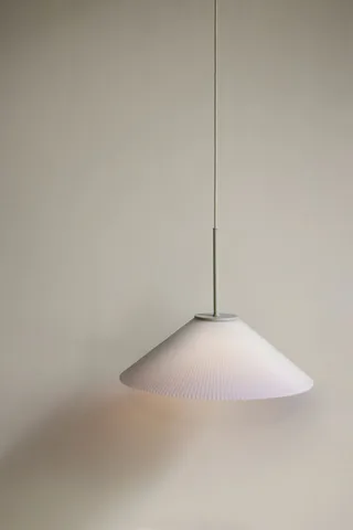 Solid Pendant Lamp White/Sand de Hübsch – photo d’ambiance 6 sur 8