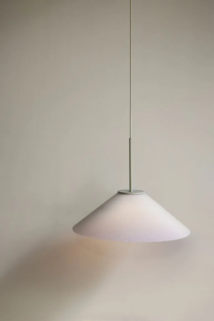 Solid Pendant Lamp White/Sand de Hübsch – photo d’ambiance 6 sur 8