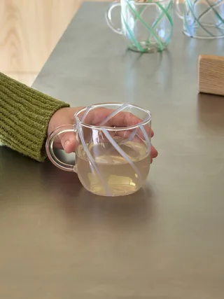 Kiosk Glass Mugs Swirl Blue (set of 2) von Hübsch – Ambientefoto 4 von 6