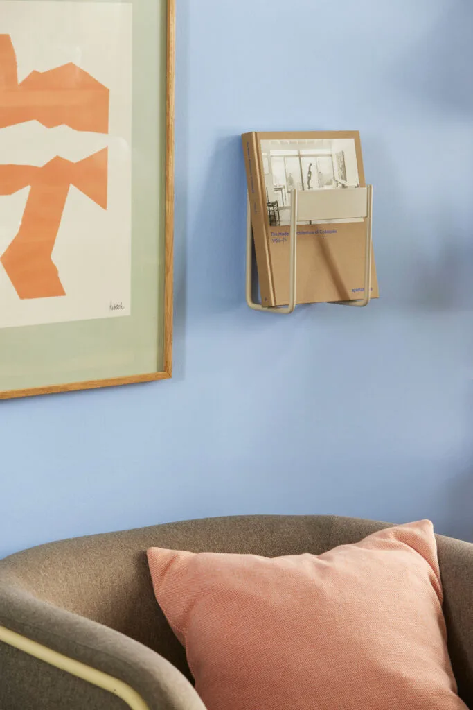 Inbetween Magazine Holder Light grey van Hübsch – sfeerfoto 1 van 2