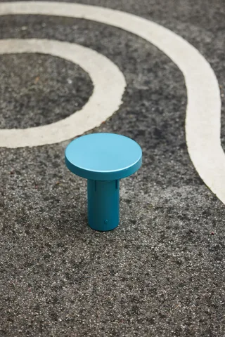 BringMe Portable Lamp Mini Metallic Turquoise von Hübsch – Ambientefoto 3 von 5