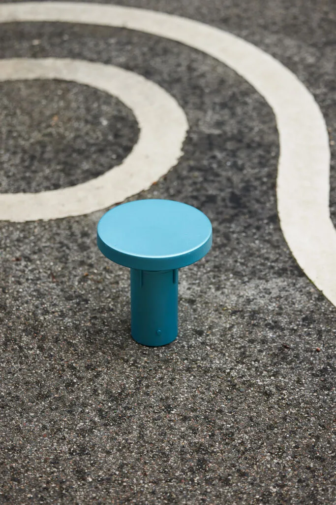 BringMe Portable Lamp Mini Metallic Turquoise von Hübsch – Ambientefoto 3 von 5