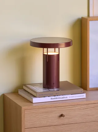 BringMe Portable Lamp Metallic Burgundy van Hübsch – sfeerfoto 1 van 3