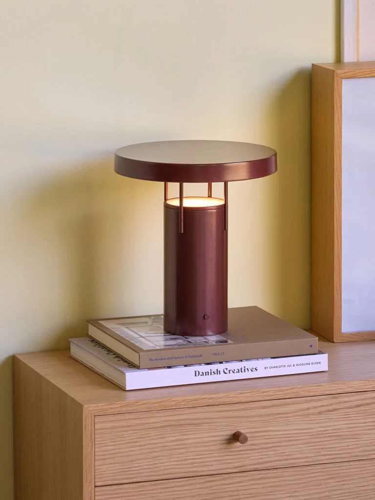 BringMe Portable Lamp Metallic Burgundy van Hübsch – sfeerfoto 1 van 3