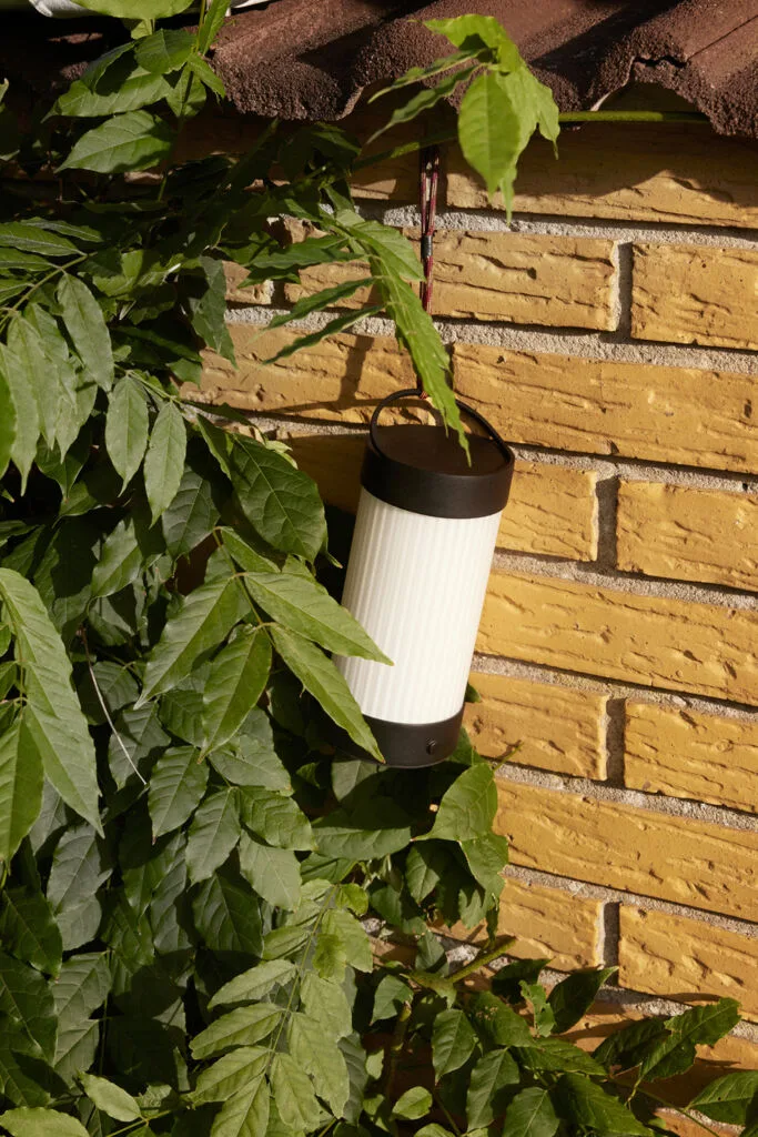 Camp Portable Lamp Black van Hübsch – sfeerfoto 3 van 7