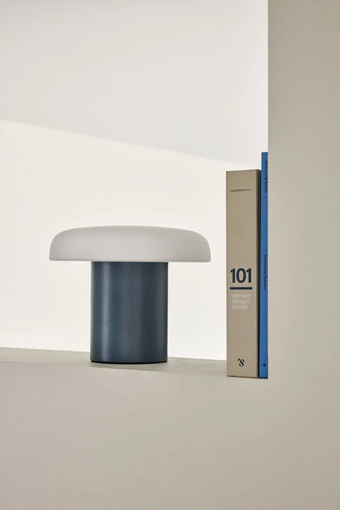 Ateliers Table Lamp Dark blue/White van Hübsch – sfeerfoto 4 van 5