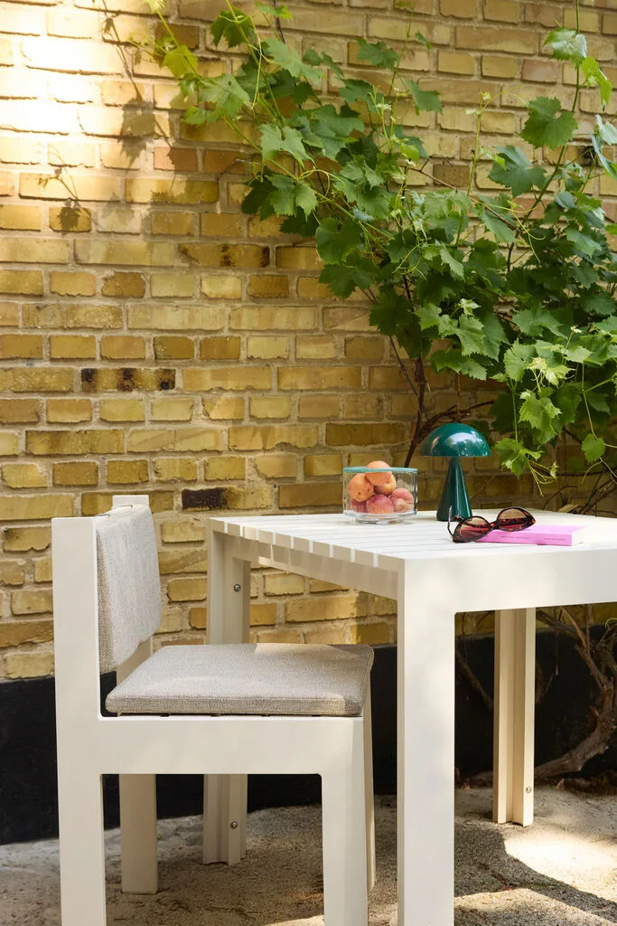 Haus Dining Table Small Beige de Hübsch – photo d’ambiance 3 sur 4