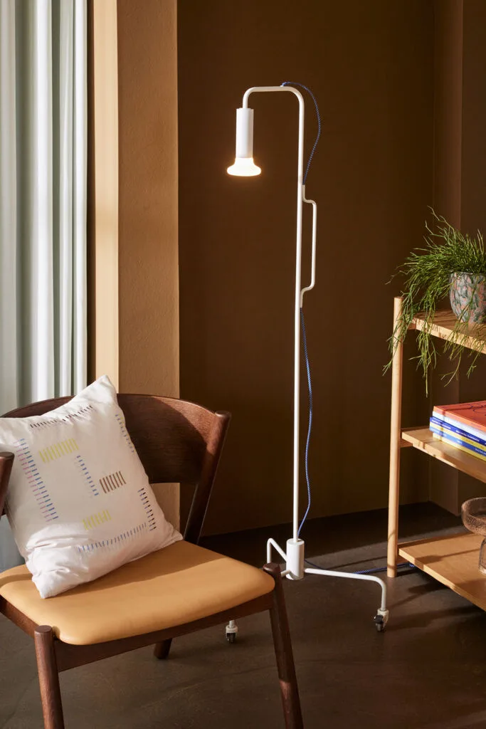 Ido Floor Lamp Light grey van Hübsch – sfeerfoto 2 van 5