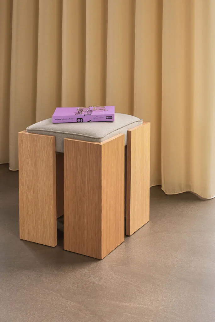 Forma Stool Sand/Natural van Hübsch – sfeerfoto 3 van 4