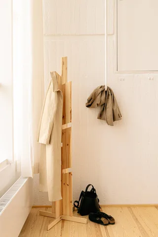 KEEPER COAT STAND RAW de Karup Design – photo d’ambiance 5 sur 12