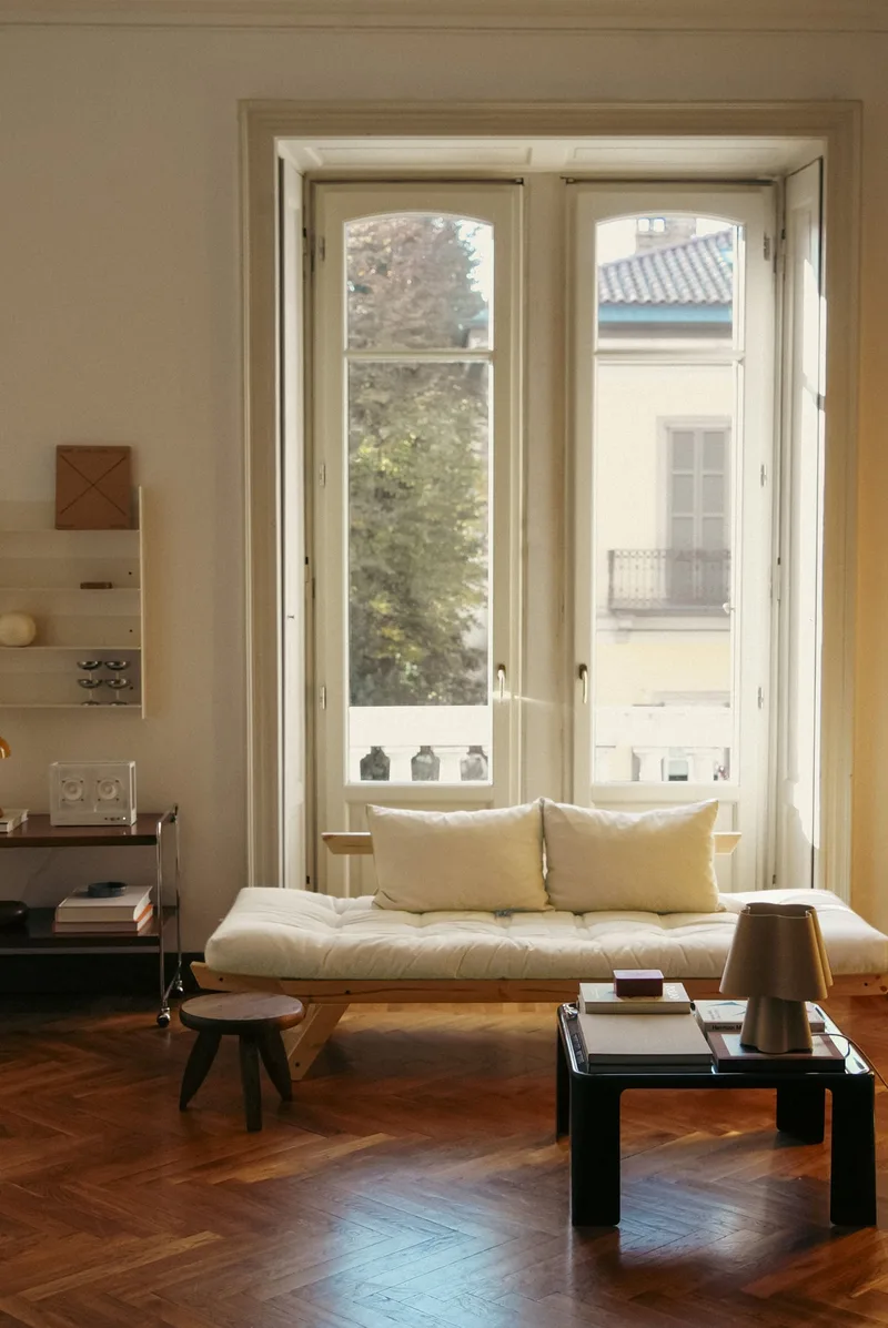 BEBOP CLEAR LACQUERED W. 4-LAYER MIXED MATTRESS MOCCA von Karup Design – Ambientefoto 9 von 16