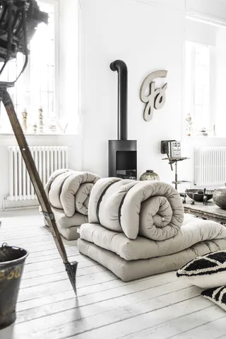 BUCKLE-UP CHAIR WHEAT BEIGE W. 2 BROWN LEATHER BELTS von Karup Design – Ambientefoto 12 von 14