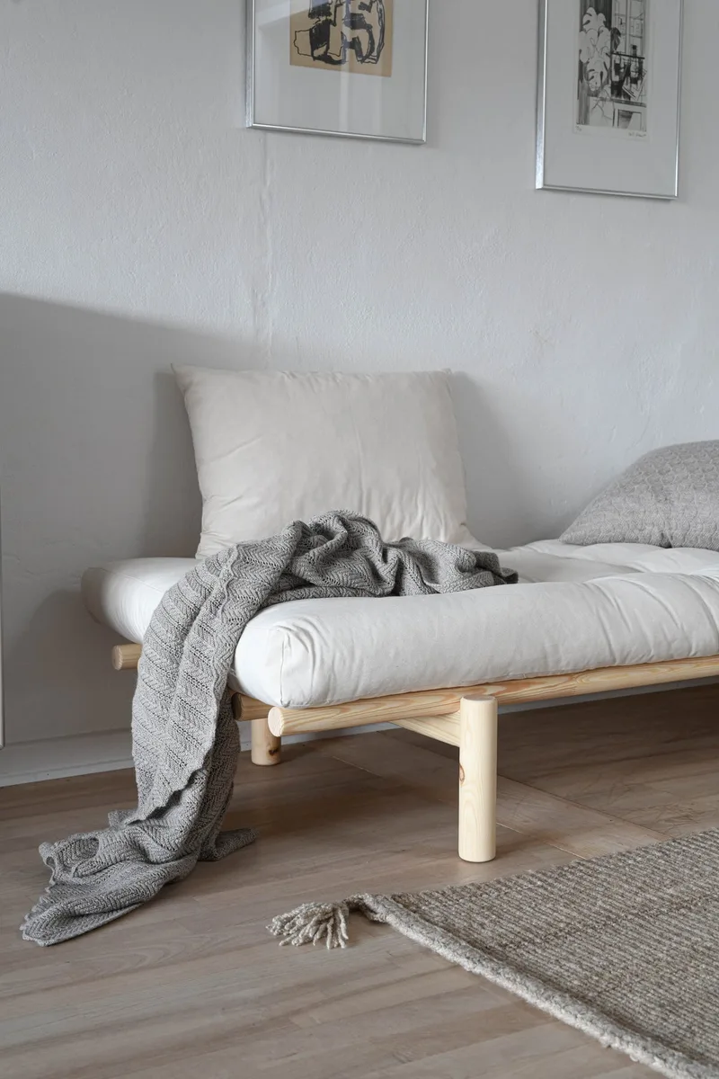 PACE DAYBED CLEAR LACQUERED W. 4-LAYER MIXED MATTRESS WHEAT BEIGE de Karup Design – photo d’ambiance 8 sur 10