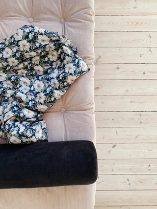 NEXT DAYBED CLEAR LACQUERED W. 4-LAYER MIXED MATTRESS FUDGE BROWN van Karup Design – sfeerfoto 5 van 7