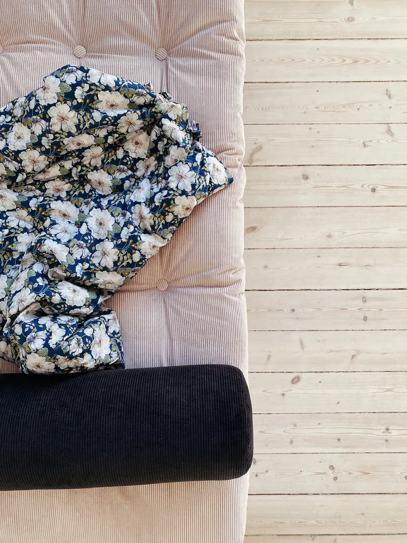 NEXT DAYBED CLEAR LACQUERED W. 4-LAYER MIXED MATTRESS FUDGE BROWN van Karup Design – sfeerfoto 5 van 7