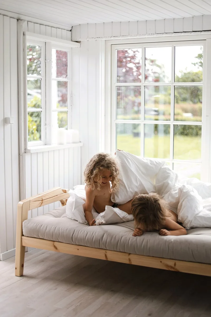 GRAB CAROB BROWN LACQUERED W. 5-LAYER MIXED MATTRESS IVORY by Karup Design – interior photo 1 of 10
