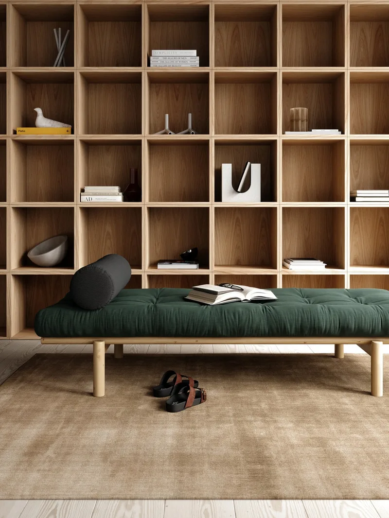 NEXT DAYBED CLEAR LACQUERED W. 4-LAYER MIXED MATTRESS FUDGE BROWN van Karup Design – sfeerfoto 2 van 7
