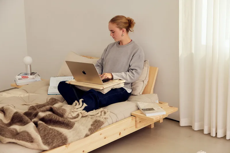 BFF LAP TABLE CLEAR LACQUERED van Karup Design – sfeerfoto 7 van 10